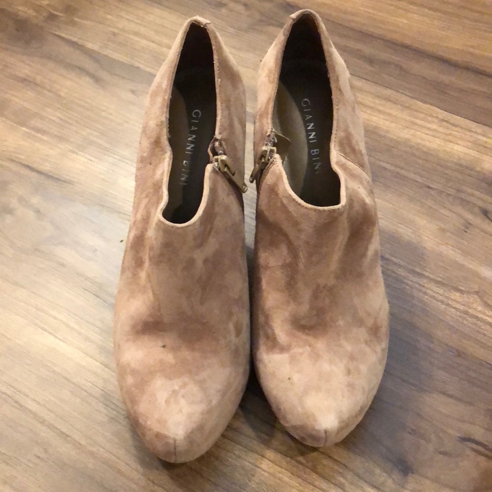 Gianni Bini Tan Suede Heels